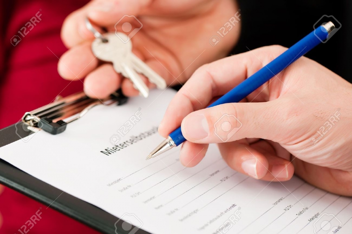 10269921-Rent-an-apartment-Filling-Tenant-s-self-disclosure-sign-is-written-in-German-close-up-on-form-Stock-Photo.jpg